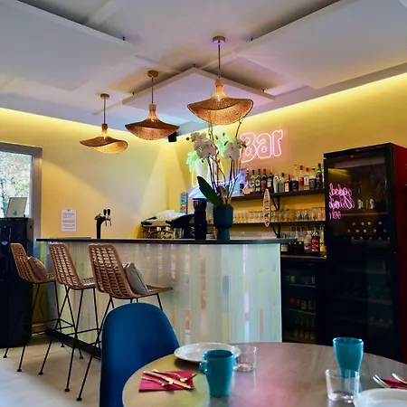 比亚里茨机场艾玛里斯因特尔酒店