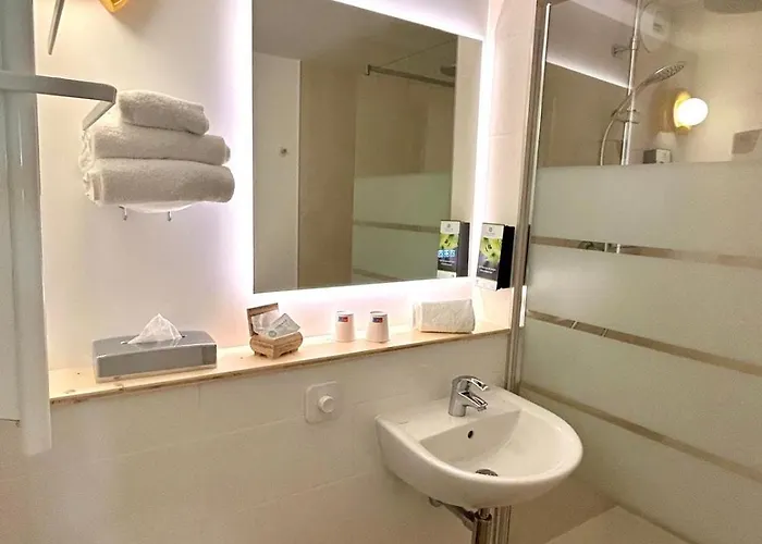 Sure By Western Aeroport Hotel Biarritz